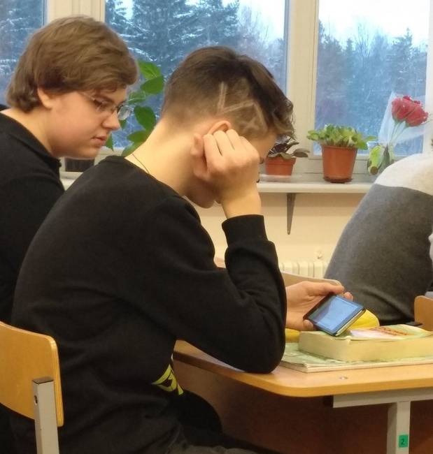 „Az osztálytársam annyira szereti a matekot, hogy egy gyökjel és egy X van a hajába vágva."