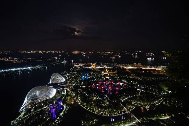 Mindenki, aki Szingapúrba érkezik, megpróbál eljutni a Marina Bay Sands Hotelhez. Tiszta idő esetén ilyen fényképet lehet készíteni a szálloda tetején található medencés rooftop bárból.