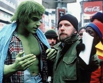 Hulk, amint épp instrukciókat kap a forgatás szünetében.