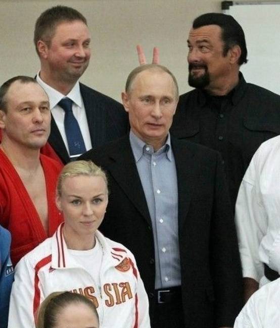Steven Seagal szamárfület mutat Vladimir Putinnak.