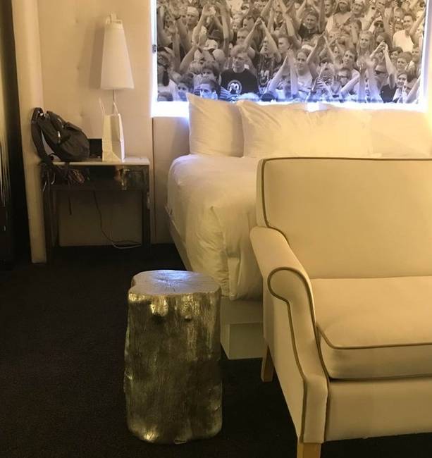 „Ez a szállodai szoba közepére rakott indokolatlan farönk tökéletes hozzá, hogy minden alkalommal belerúgjon, vagy éjszaka a sötétben akár át is essen rajta az ember."