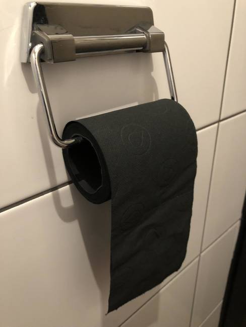 Fekete WC-papír egy holland étteremben.