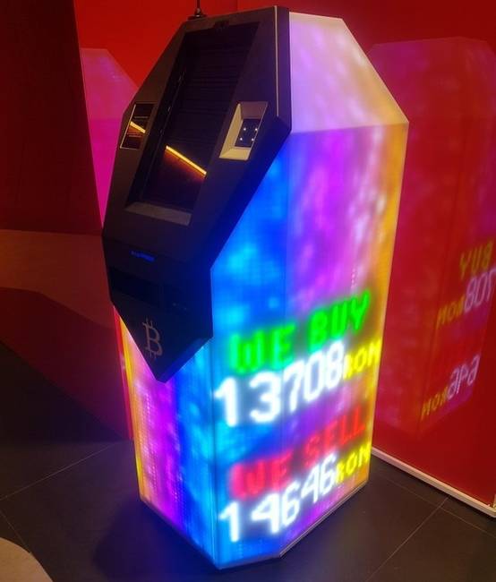 Bitcoin-automata, aminek a led külseje az éppen aktuális árfolyamot mutatja.
