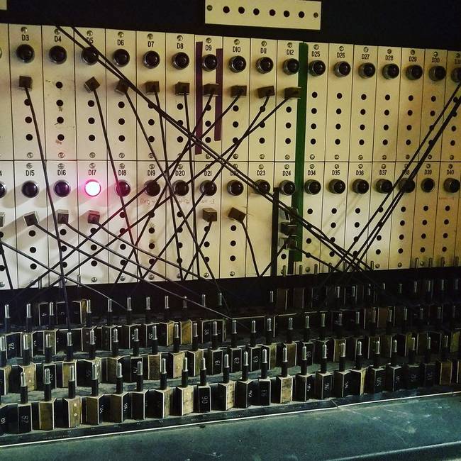 Ezen a panelen állítgatják a színházi fényeket.