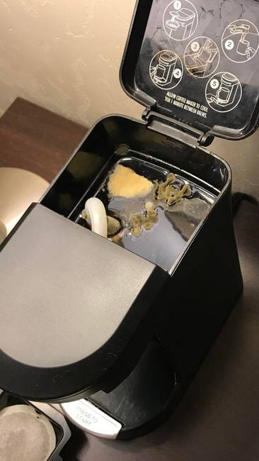 Használat előtt mindig ellenőrizd a hotelszobák kávéfőzőit.