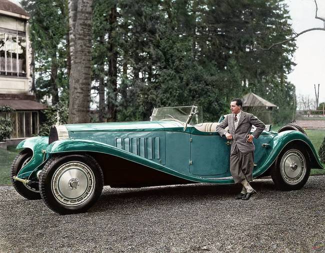 Egy Bugatti Royale, mellette a cég atyja, Jean Bugatti, aki saját maga tervezte meg és hozta létre ezt a modellt.