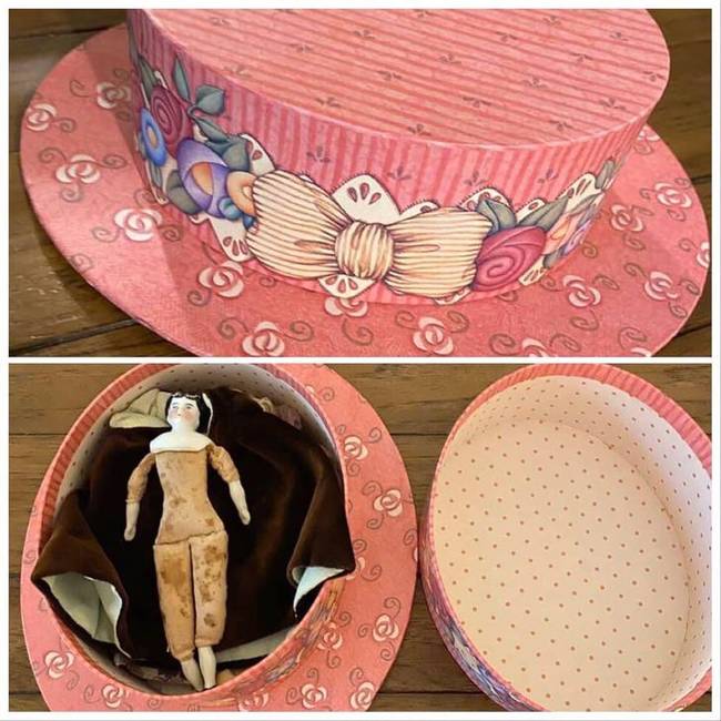 „Ennek az ál-kalapnak a tetején egy antik porcelánbaba volt."