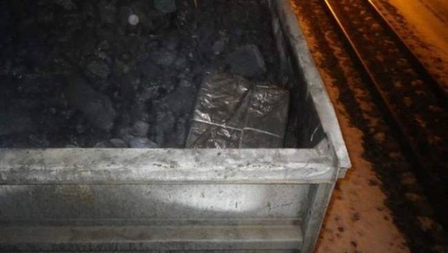 18 rendőrségi fotó, a cigarettacsempészek merészebbnél-merészebb módszereiről