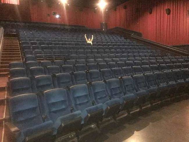 Mindannyiunk álma egy privát moziszoba. Neki(k) egy film erejéig valóra vált.