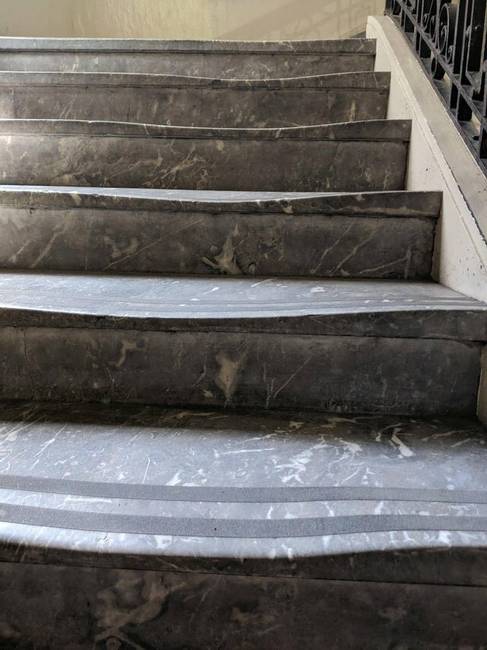 Erős kőnek tűnt, de a lábak végül csak nyomot hagytak rajta.