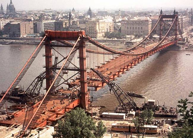 Az Erzsébet híd építése 1964-ben.