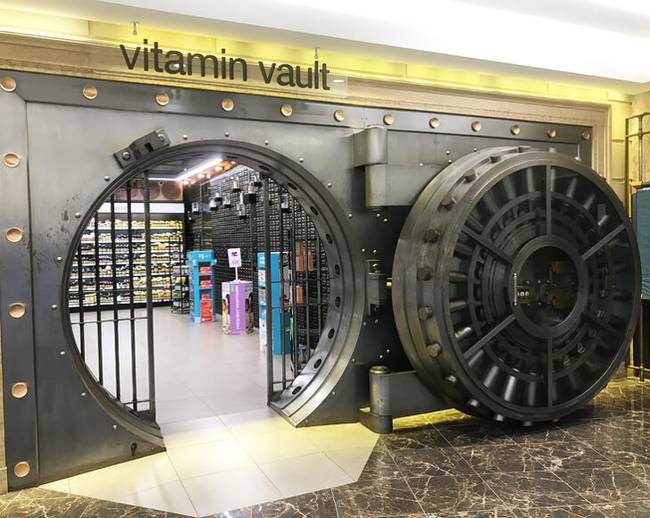 Gyógyszertár, ami korábban egy bank páncélterme volt.