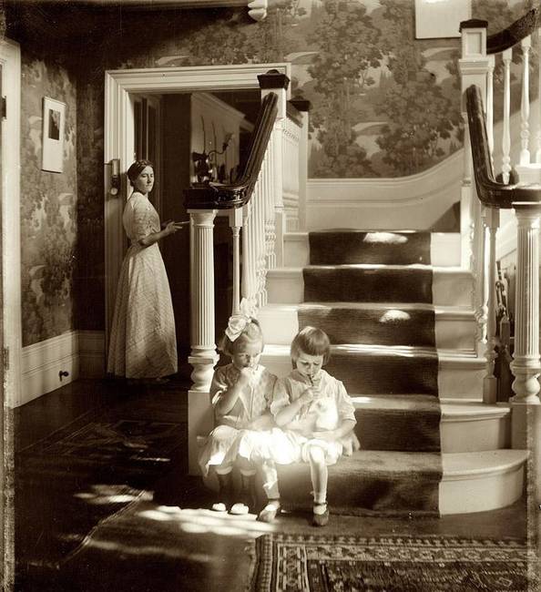 Mina és Elizabeth élvezik a nyalókákat a lépcsőn ülve. Waban, Massachusetts. 1910.