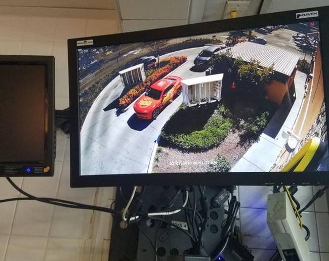Amikor úgy tűnik, hogy személyesen Villám McQueen gurult be a McDrive-ba.