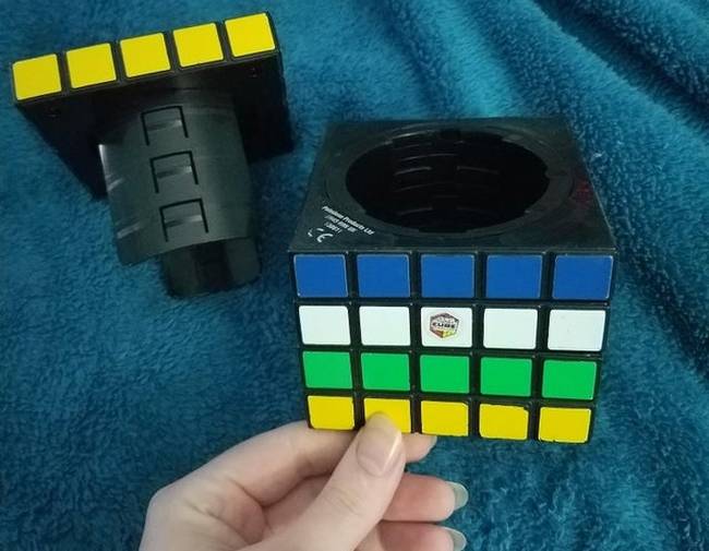 Ez a Rubik-kocka egy titkos doboz is egyben: a színeknek meghatározott sorrendben kell lenniük, hogy kinyithassuk.