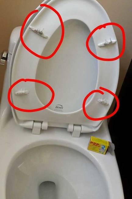 WC ülőke alá ragasztott ördögpatronok.