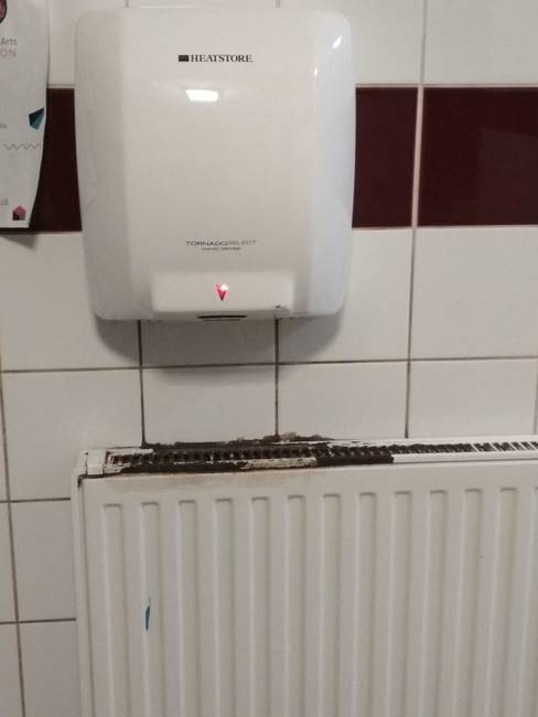 A vendégek kezeiről lecsöpögő víz a radiátoron is nyomot hagy.