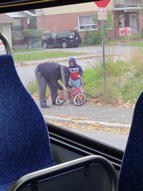 Kanadában egy buszsofőr látta, ahogy egy fiatal fiú a járdán ülve sír. Nem tudott biciklizni, mert leesett a lánca. A sofőr megállt a busszal, kiszállt, és a helyszínen megjavította neki.