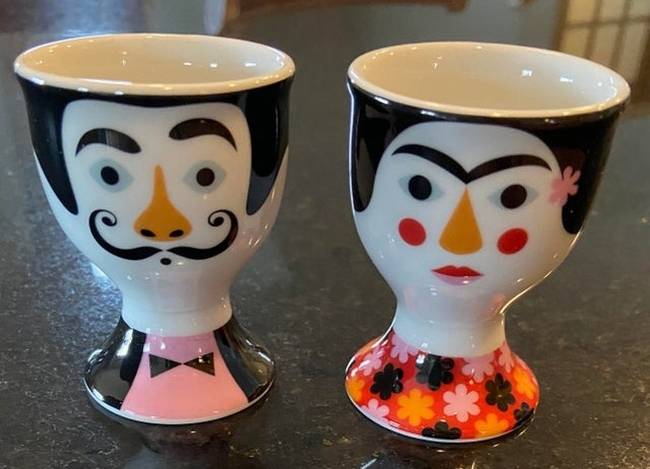 „Ezt a két tojástartót 1,99 dollárért vásároltam. Az egyiken Salvador Daly, a másikon Frida Kahlo látható, és a szívem örül minden alkalommal, amikor csak rájuk nézek.”