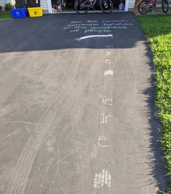 Ha az autó áthajt a krétával rajzolt feliraton, ilyen nyomot hagy maga után.