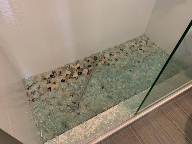„A zuhanyzóm üvegajtaja úgy döntött, hogy felrobban az éjszaka közepén."