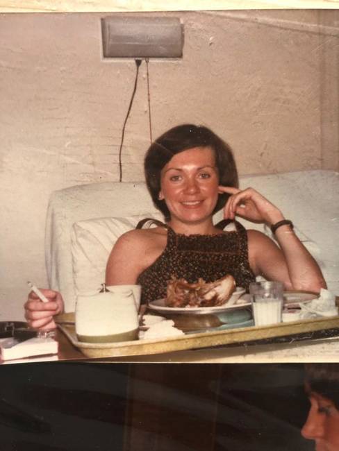 „Édesanyám a kórházi szobában, miután megszülte a nővéremet 1978-ban. Cigi + grillcsirke."
