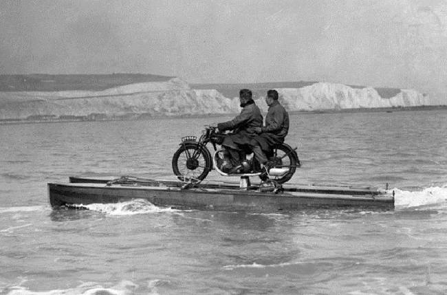 „Motorcsónak” – szó szerint.