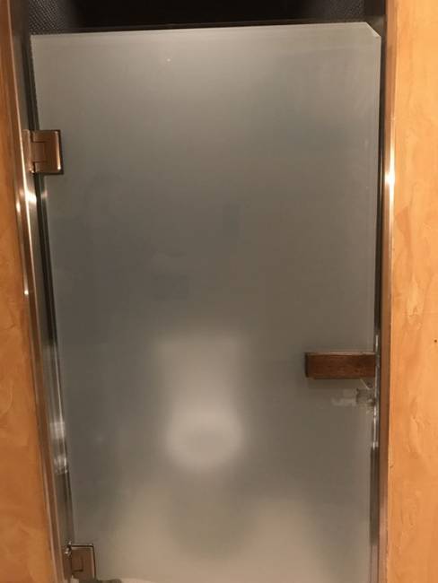 Valaki azt gondolta, hogy célszerű üvegajtót rakni egy nyilvános WC-be.