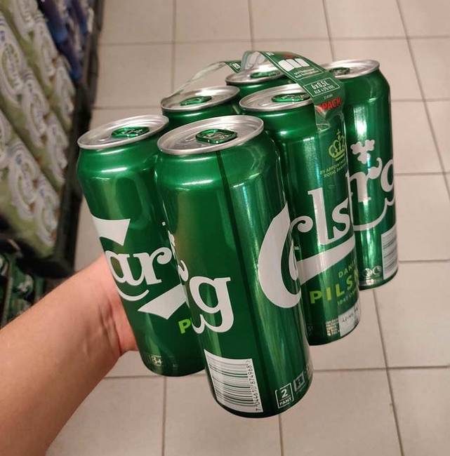 A 6-os pack sörnek csak a füle készül műanyagból, a dobozok ragasztóval vannak egymáshoz tapasztva.