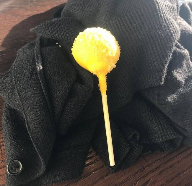 „A pultos látta, hogy sírok, ezért adott nekem egy nyalókát és átölelt, hogy jobb kedvre derüljek."