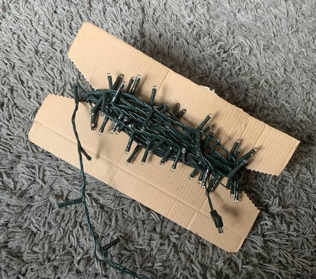 Ha egy kartonpapírra tekerjük fel a karácsonyi díszeket, nem fognak összegabalyodni a következő karácsonyra.