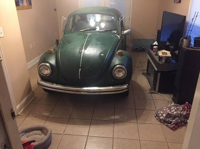 „Nagy nehézségek árán, de sikerült beállnom a Volkswagenünkkel a házunkba. Kíváncsi vagyok, mit fog szólni a feleségem, amikor meglátja."