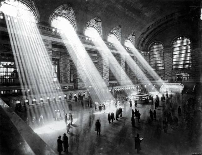 Végezetül a New York-i Grand Central Terminal vasútállomás, mely ugyan ma is áll, de ma már nem lehet ilyen képet készíteni róla, mivel felhőkarcolók veszik körül és ezért sosem süt be így a napfény az ablakain.