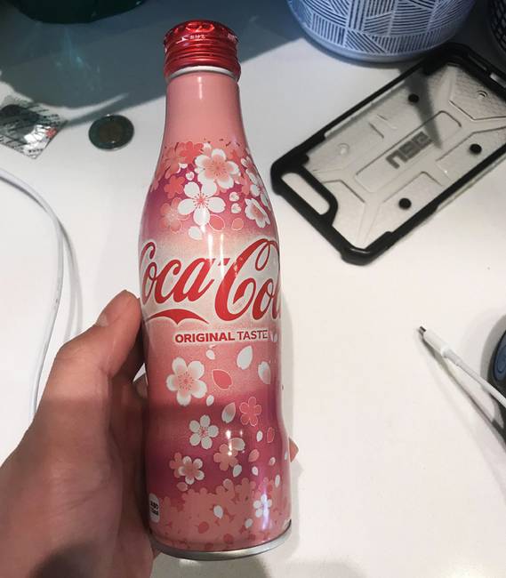 „Találtam egy fémpalackos Coca-Cola-t, amit japánban a cseresznyevirágzáskor árulnak."