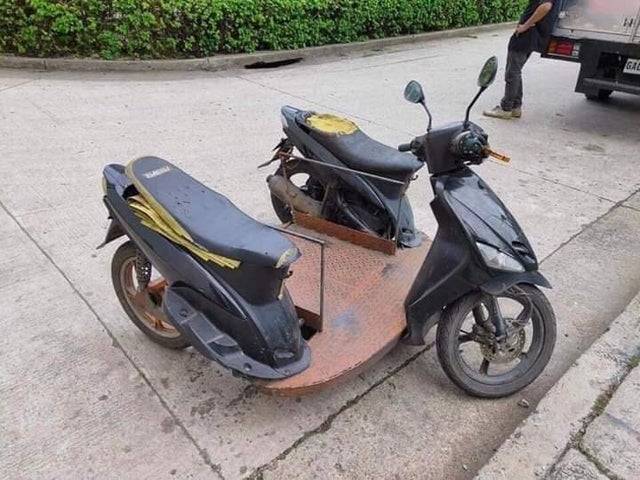 Ez a személy megtalálta a módját, hogyan tegyen kerekesszékkel is könnyen használhatóvá két hétköznapi robogót.