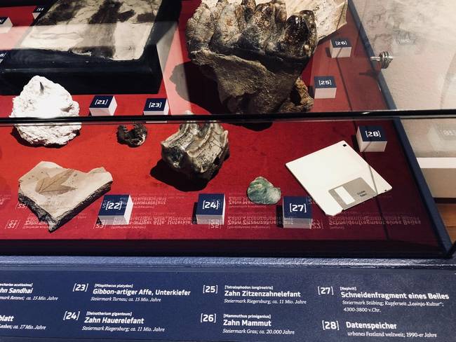 Egy múzeum, ahol - ki tudja, miért - egy floppy lemezt is kiállítottak a fosszilis részlegen.