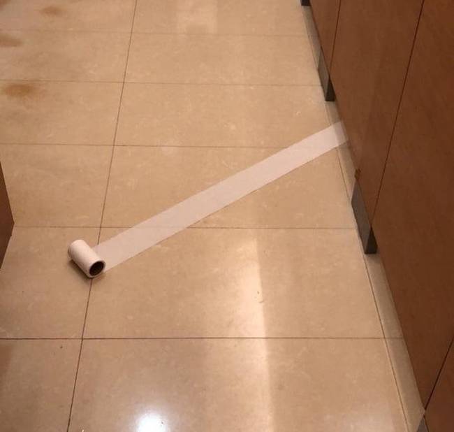 A legkellemetlenebb dolog, ami csak egy nyilvános WC-ben történhet.