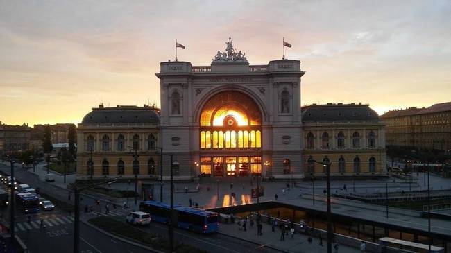 Ebből a szögből épp úgy néz ki, mintha a nap a Keleti Pályaudvar épületének belsejében kelt volna fel.