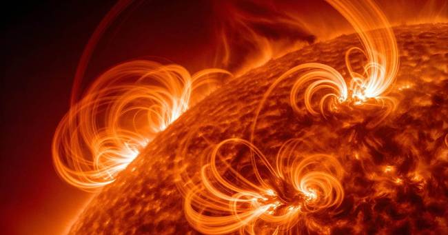 A Nap magja, ahol a termonukleáris fúzió – egészen pontosan a proton-proton ciklus – zajlik, amelynek során négy protonból hélium-4 jön létre, hatalmas hidrogénkészletekkel rendelkezik.