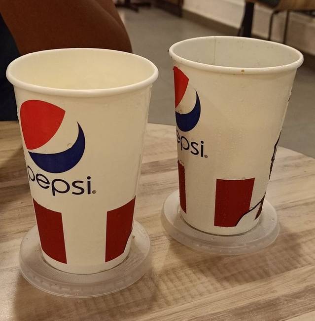 Fedél az eldobható poharakon.