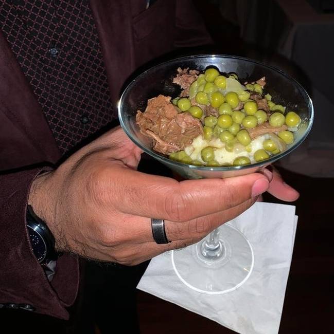 „A céges karácsonyi bulin krumplipüré, hús és zöldborsó volt a főétel egy martinis pohárban.”