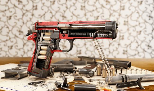 Az M1911-es félautomata, .45-ös kaliberű pisztoly belseje.