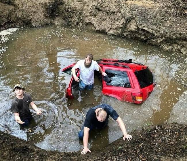 Még a legjobb terepjáró sem képes legyűrni minden útviszonyt.