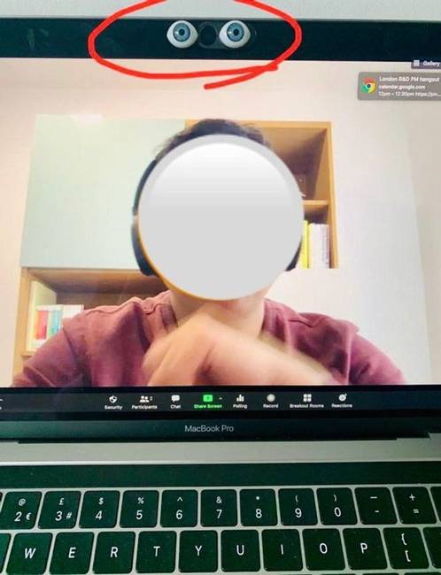 „Műszemeket ragasztottam a webkamera mellé, hogy elősegítsem a szemkontaktust az online megbeszélések során."