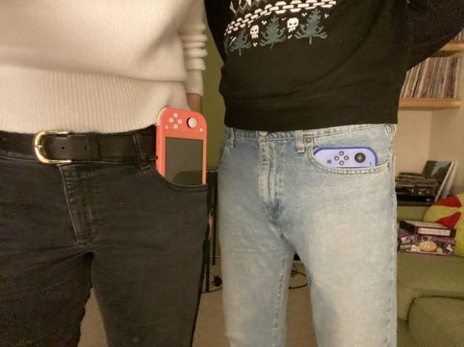 A női és férfi nadrágzseb mérete közötti különbség: mindkettőbe egy Switch Lite konzolt próbáltak beletömni.