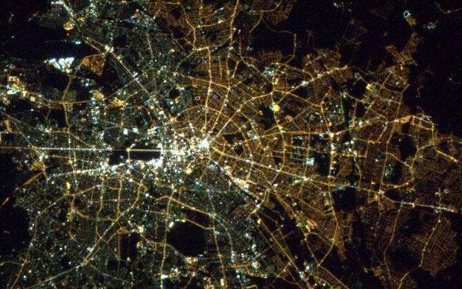 25 évvel a berlini fal leomlása után az eltérő közvilágításnak köszönhetően még mindig látszik a különbség Nyugat- és Kelet-Berlin között.