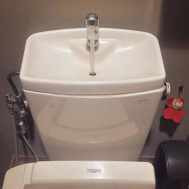 Mosdó a wc tetején.