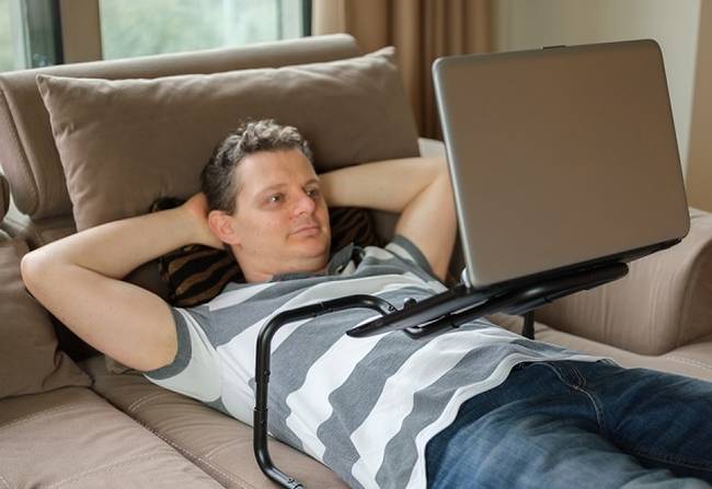 Laptoptartó azoknak, akik szeretnek az ágyban fekve játszani, filmezni vagy dolgozni a laptopjukon.