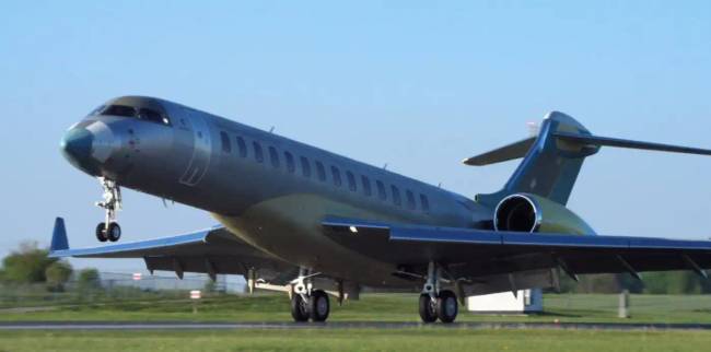 A modell megkapta a megújult Bombardier Vision pilótafülkét.