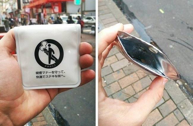 Japánban nem csak csikket eldobni, de az utcára hamuzni is tilos, ezért a cigaretták mellé ilyen hamutartó-tasakokat adnak ajándékba.
